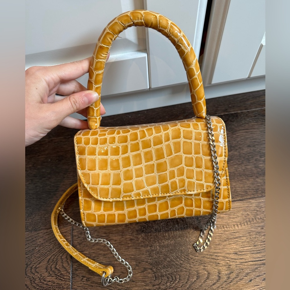 Mini cross body bag in crocodile yellow. Faux leather. Perfect color for summer!